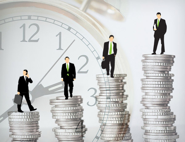 Мужчина в костюме с сумкой, держащий монету - модные аксессуары и деньги.